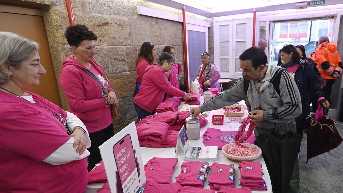 Caminata contra el cáncer de mama de Adicam en Cangas.