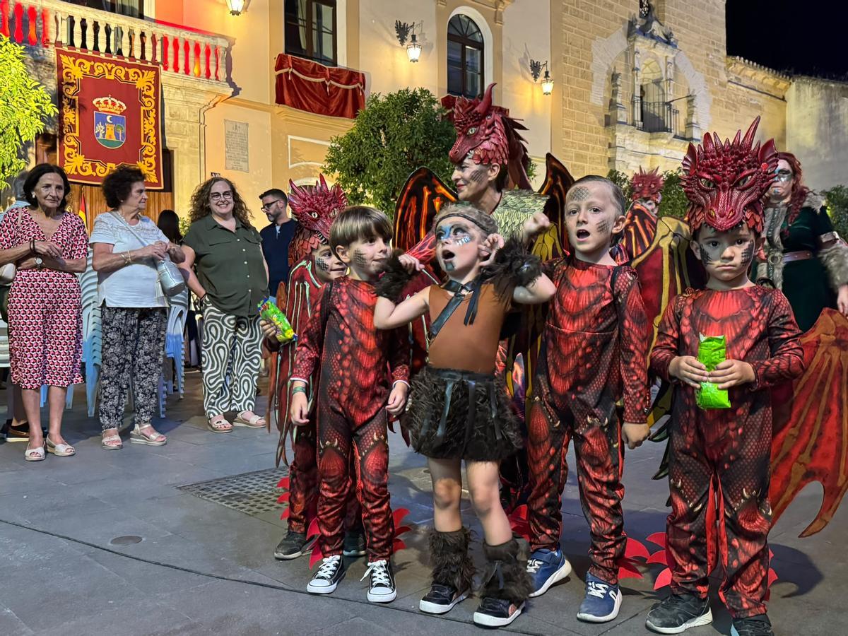 Niños disfrazados en el pasacalles de Montilla.