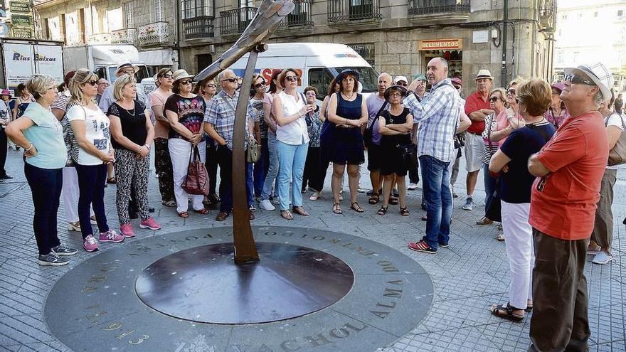Turistas, durante una visita por Pontevedra. // Rafa Vázquez