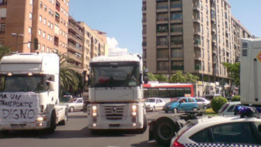 20 camioneros recorren el centro de Cáceres con sus vehículos
