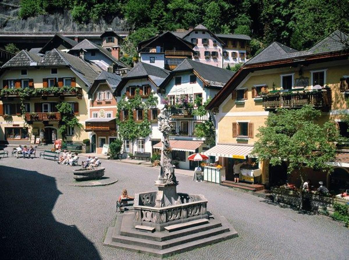 La plaza principal de Hallstatt es una belleza de flores y enredaderas.