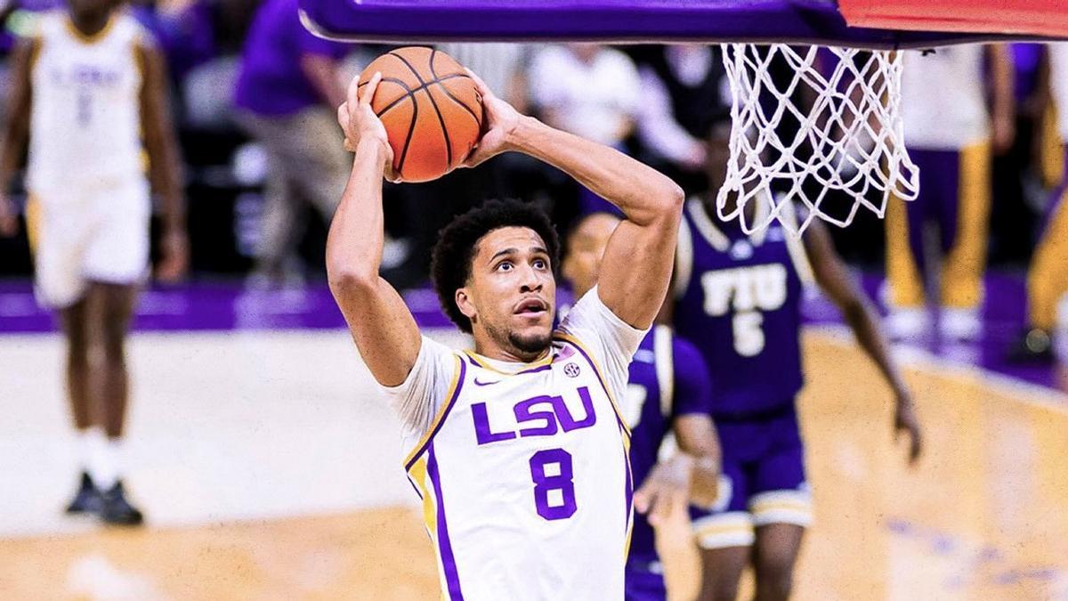 Pablo Tamba se dispone a realizar un mate en un encuentro de Louisiana State.