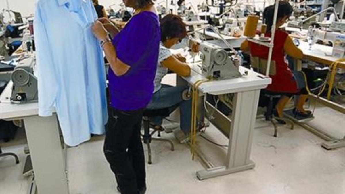 Trabajadoras en una empresa textil catalana.