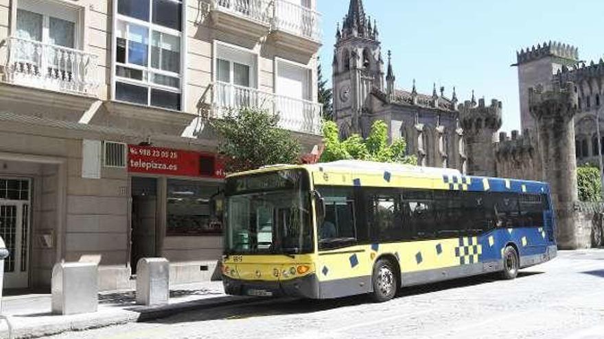 Uno de los autobuses urbanos de la ciudad. // Iñaki Osorio