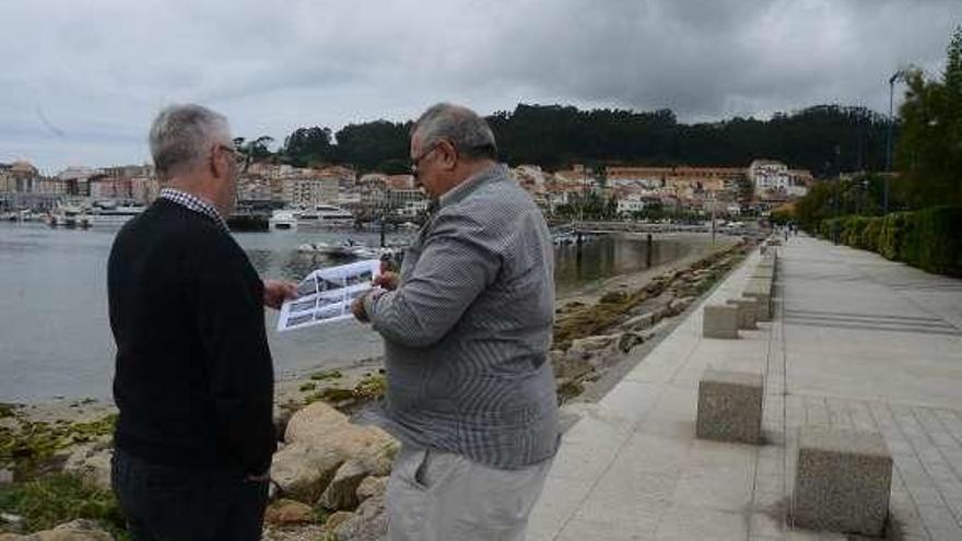 Pazos y Barreiro, revisando la propuesta en el frente marítimo. // G.N.