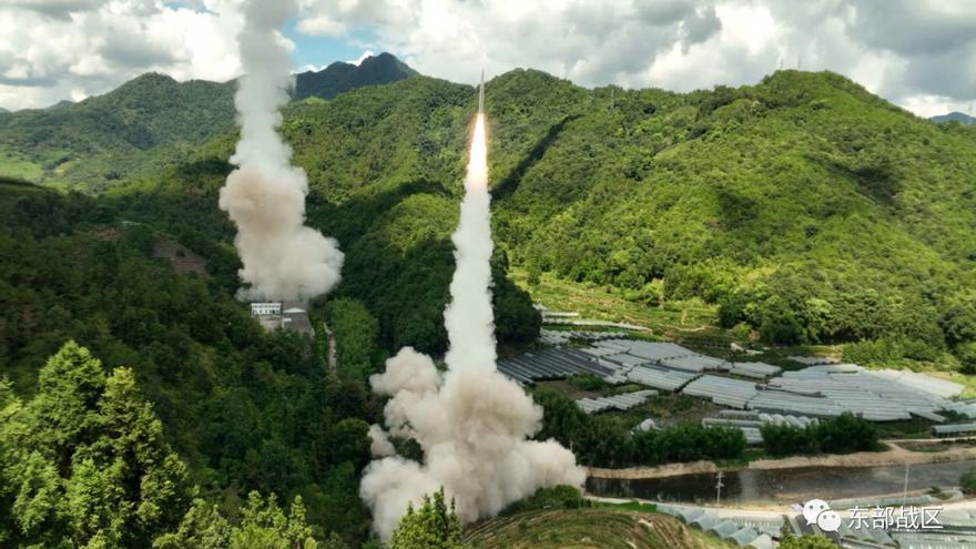 China realiza pruebas de misiles convencionales.