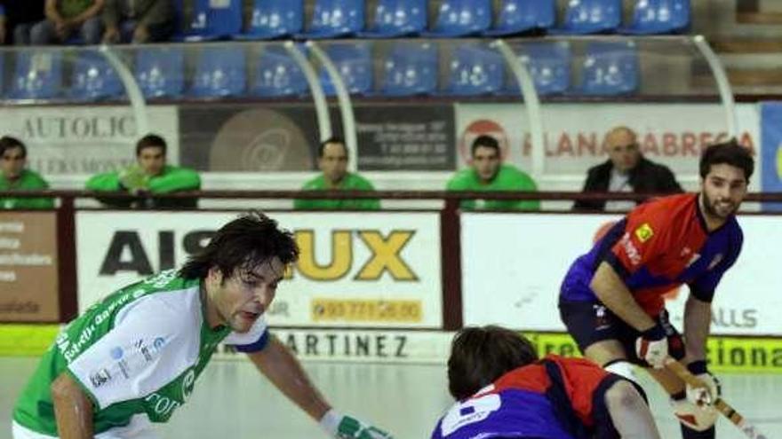 Jordi Bargalló busca la bola ante un jugador del Igualada. / manuel hidalgo