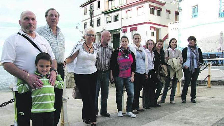 Por la izquierda, Manolo Martínez, Iker Martínez, Eugenio Ibáñez, Eloísa Álvarez, Fernando Razquín, Laura López, Elsa Inclán, Mar Pérez, Ana Alonso, Trinidad Fernández e Isabel Rodríguez, ayer, en Cudillero.