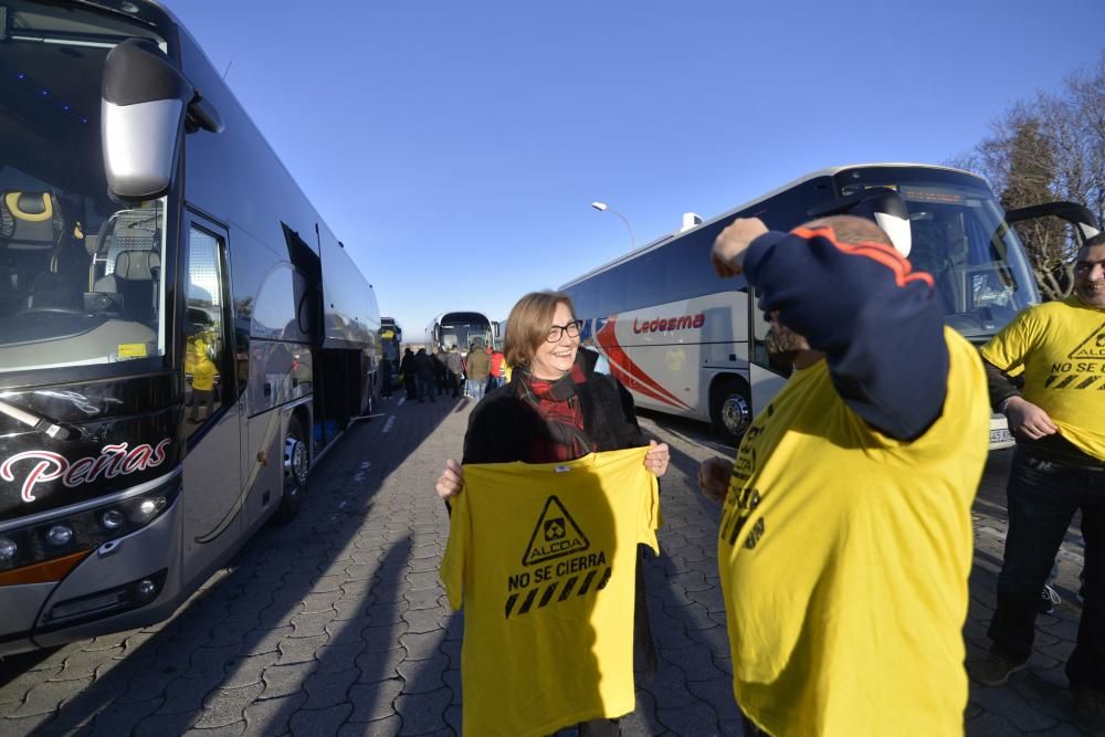 Los trabajadores de Alcoa de Asturias parten hacia Madrid a una manifestación contra el cierre de la fábrica