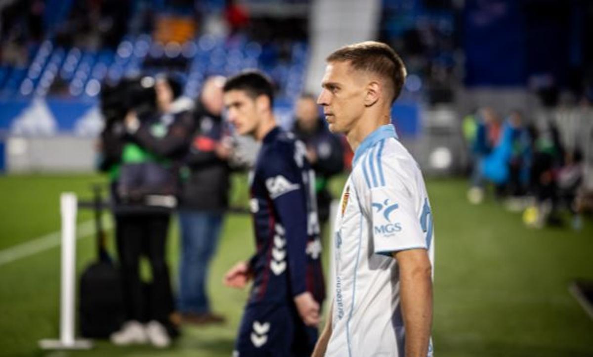 Cumic con gesto serio antes de saltar al césped.