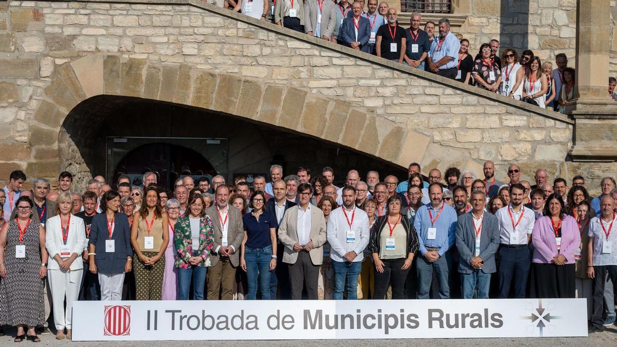 El president, Salvador Illa, amb els alcaldes que han participat en el fòrum.