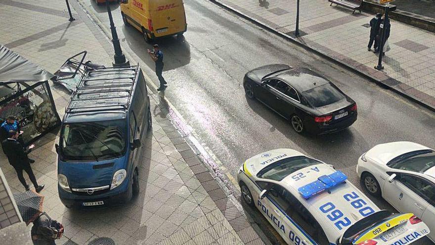 Una furgoneta se come una terraza en Oviedo