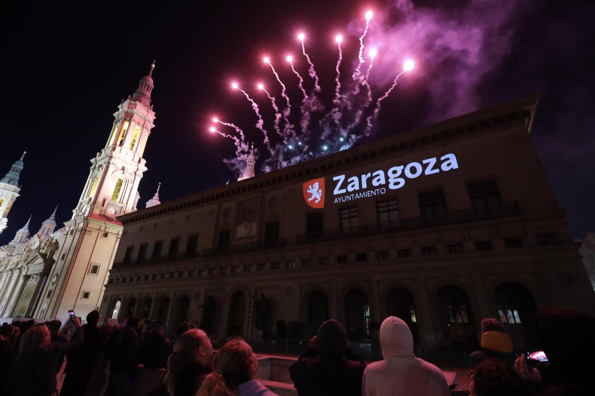 En imágenes | Zaragoza despide las Fiestas Goyescas con fuegos artificiales y una proyección en el Ayuntamiento