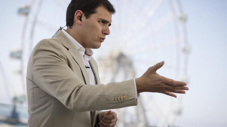 Albert Rivera, ayer en Málaga, con la noria del puerto de fondo.