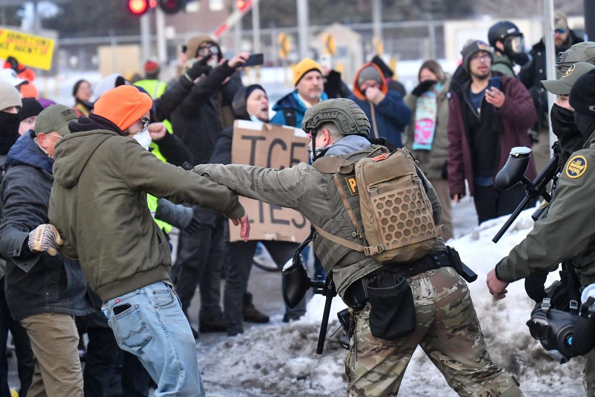 Protestors clash with federal agents outside the Bishop Henry Whipple Federal Building in Saint Paul, Minnesota, on January 8, 2026. A US Immigration and Customs Enforcement (ICE) agent shot and killed an American woman on the streets of Minneapolis January 7, leading to huge protests and outrage from local leaders who rejected White House claims she was a domestic terrorist. The woman, identified in local media as 37-year-old Renee Nicole Good, was hit at point blank range as she apparently tried to drive away from agents who were crowding around her car, which they said was blocking their way. (Photo by Octavio JONES / AFP)