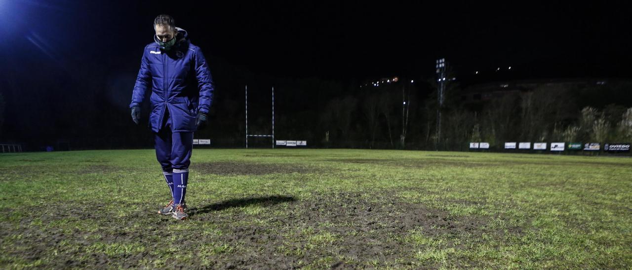 Alejandro Pedraza en el campo de rugby del Naranco.