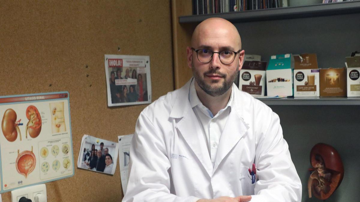 Un urólogo del CHUS advierte: «La sangre en orina es una alerta de cáncer de vejiga que no se debe obviar»