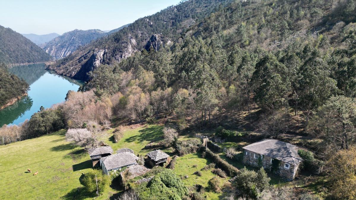 Así es el pueblo que está a la venta a orillas del río Navia: dos casas, dos hórreos, una ermita y embarcadero propio por 690.000 euros