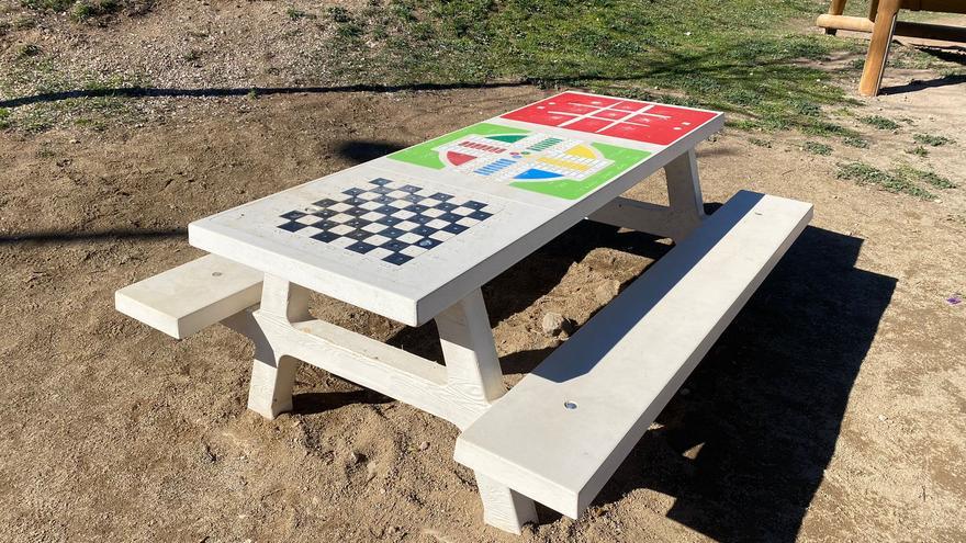 Solsona ja ha instal·lat el tauler de jocs al parc de la plaça U d&#039;octubre