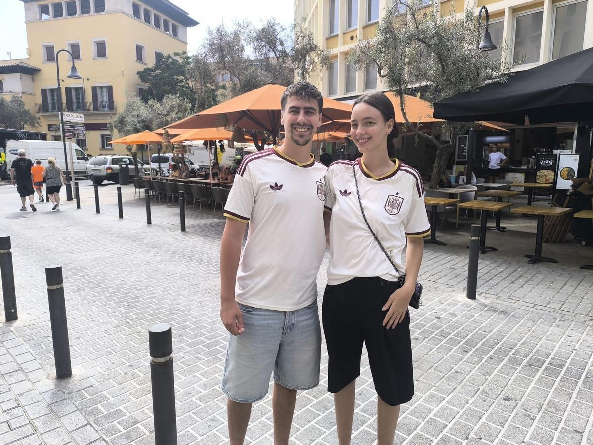 Bruno y Angie, antes de poner rumbo a Gijón.