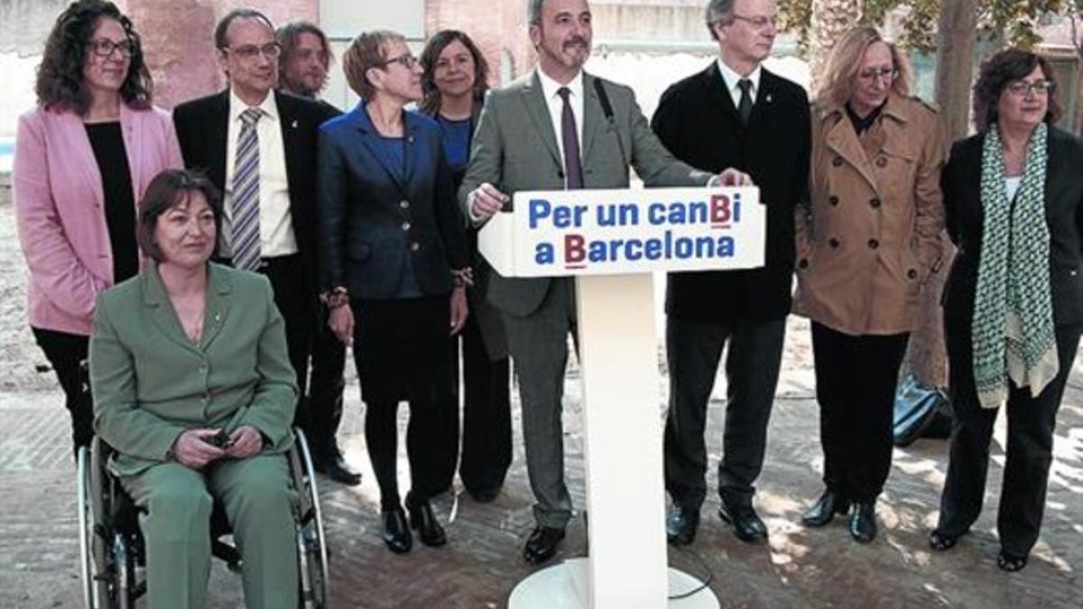 Jaume Collboni, rodeado de la mayoría de concejales del PSC en Barcelona, ayer, en rueda de prensa.