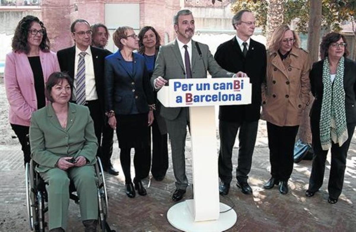 Jaume Collboni, envoltat de la majoria de regidors del PSC a Barcelona, ahir, en roda de premsa.