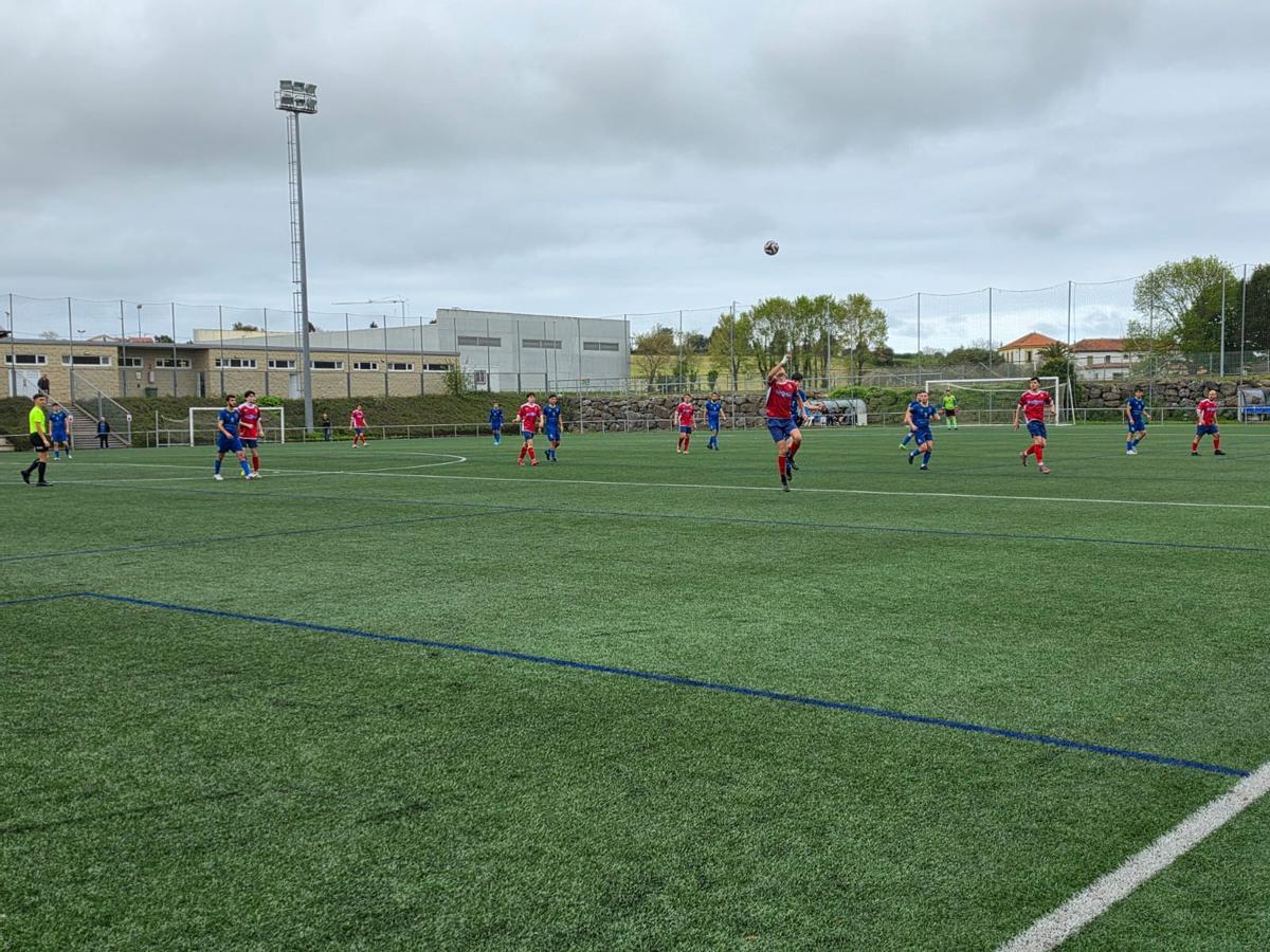 Un momento del partido entre el Narcea y Gozón.