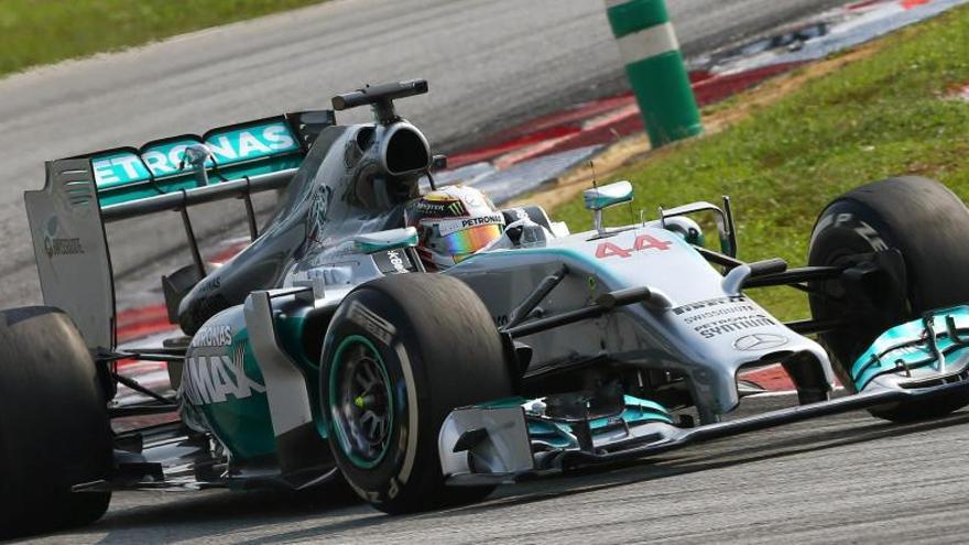 Hamilton guanya a Malàisia i Alonso queda quart