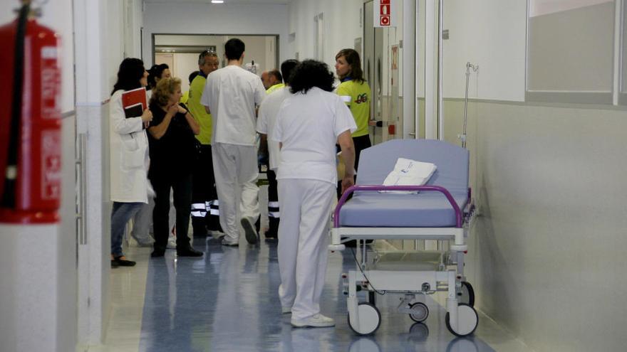 Personal sanitario atiende a los pacientes en el hospital Santa Lucía.