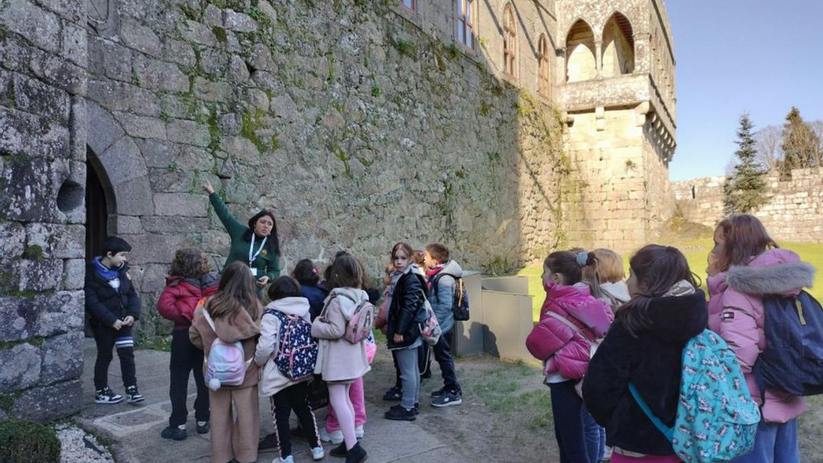 Alumnos del CEIP Villar Paramá conocen el castillo de Soutomaior