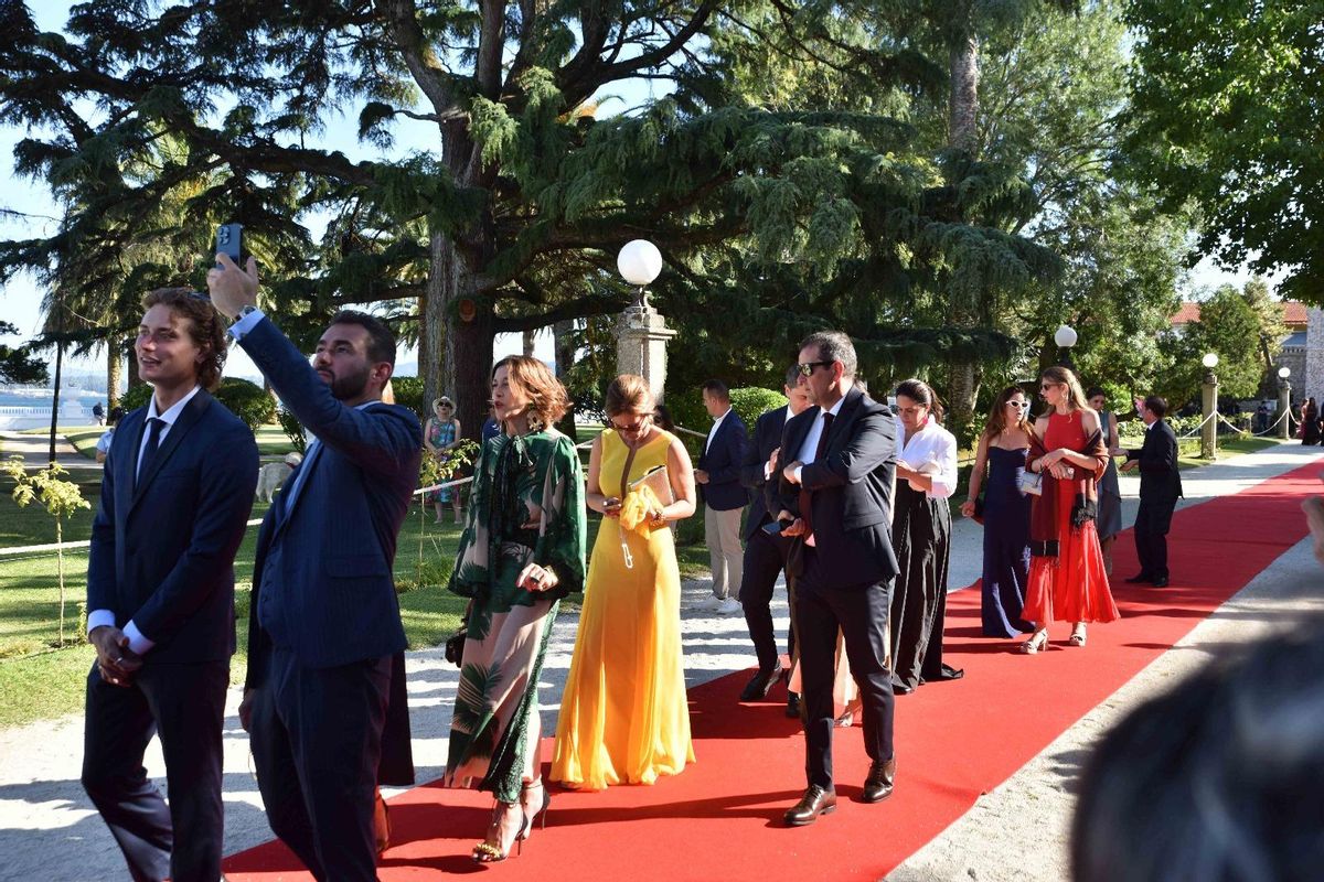 La alfombra roja, desde la capilla al hotel.