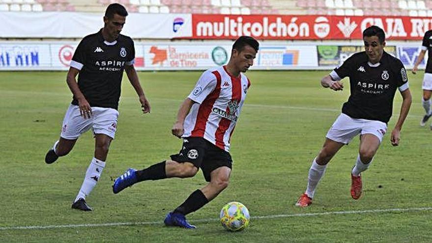 Zotes se dispone a golpear el balón en el pasado amistoso contra la Cultural Leonesa.