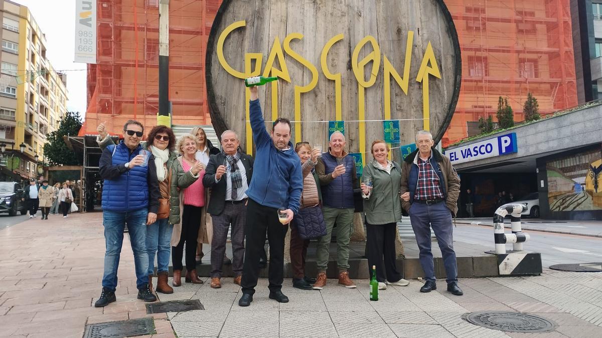 Saturnino Fernández, Nuria Mena, Ytciar Rodríguez, Rosa Menéndez, Lolo Álvarez, Luis del Llano, Justa Sánchez, Félix Fernández, Araceli Valdés y Carlos Sampedro, ante el tonel de Gascona en Oviedo.
