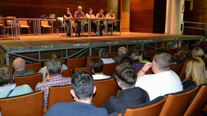 Un momento de la reunión de ayer en el centro social. // G.Núñez