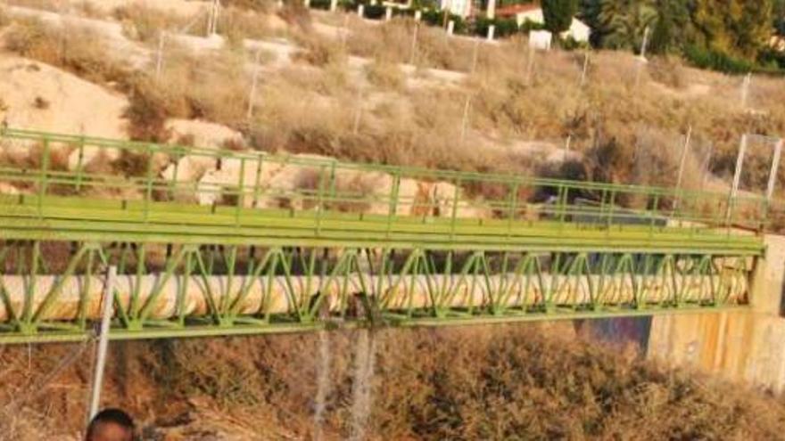 La pasarela sobre el río Vinalopó en Elda donde se ha producido la rotura de la tubería.