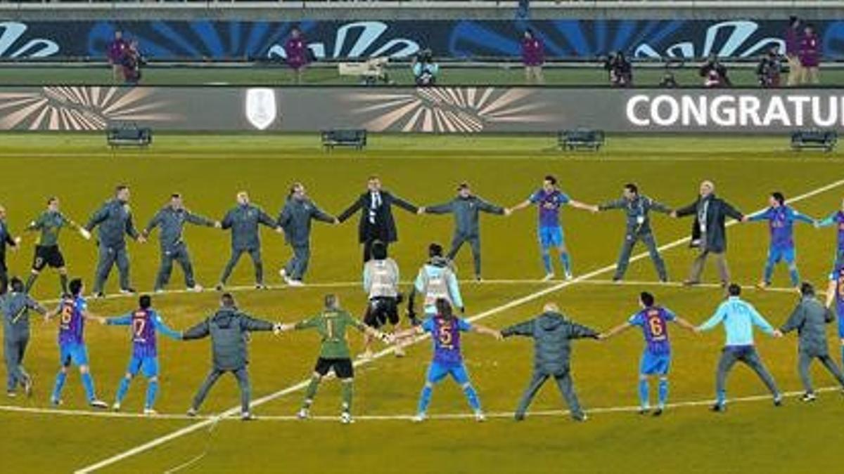 Los jugadores del Barça celebran el título con la tradicional 'sardana'.