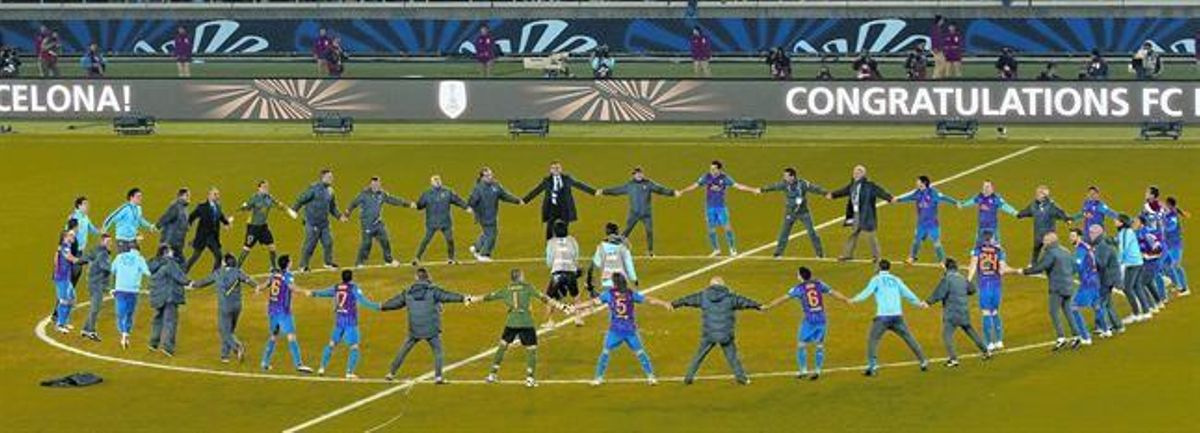 Els jugadors del Barça celebren el títol amb la tradicional sardana.