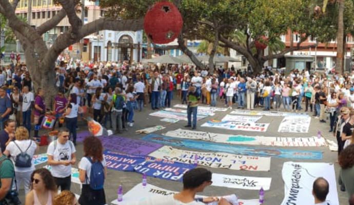 Manifestación contra la ampliación del muelle de Agaete