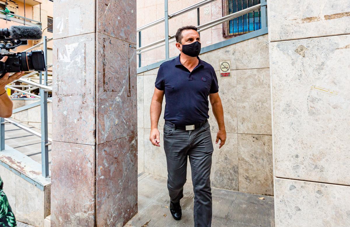 Bernabé Cano el día que declaró por su vacunación en los juzgados de La Vila