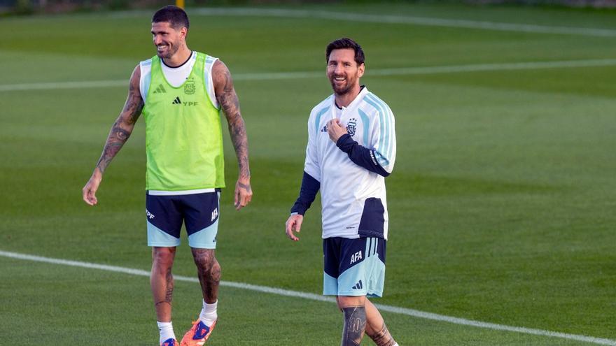 Un millar de aficionados arropan desde la distancia a la selección argentina en Algorfa