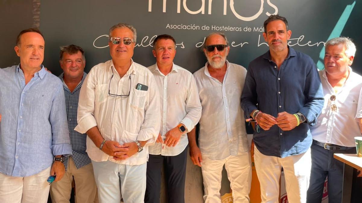 Javier Frutos, presidente de Mahos, junto con José Luis Álvarez Almeida, presidente de Hostelería en España y otros hosteleros