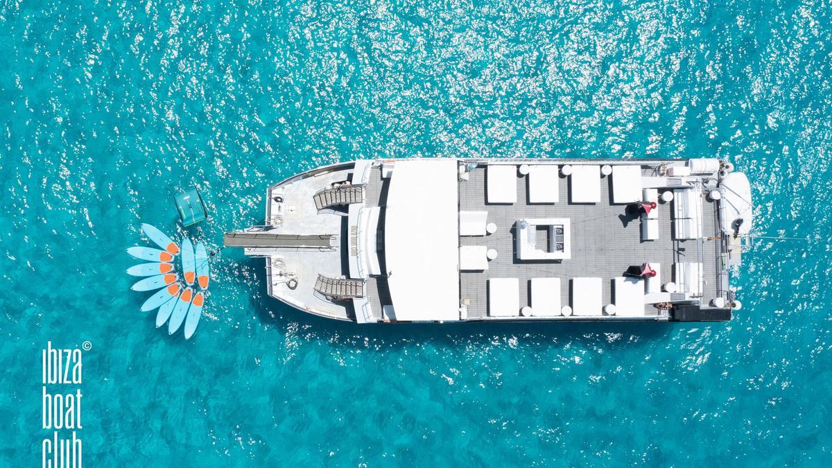 Excursiones en barco en Ibiza y Formentera en un catamarán de lujo donde todos los clientes son VIP.