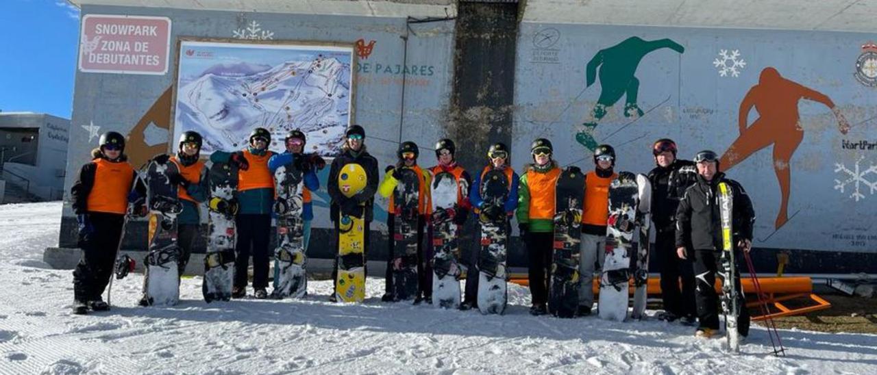 Arriba, alumnos gallegos en una clase de esquí en Pajares. Sobre estás lineas participantes en la Semana Blanca llegados de Trasona. | LNE