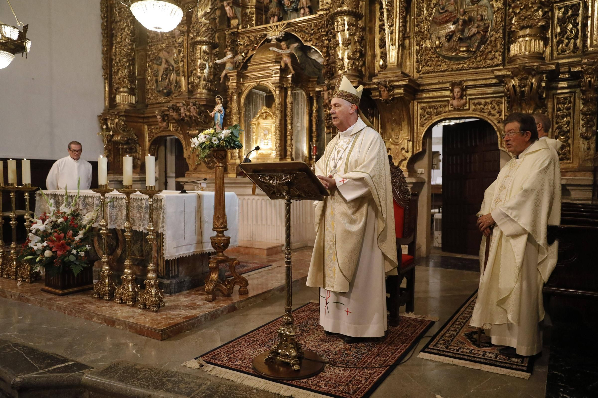 El cardenal Ángel Fernández Artime oficia la primera misa cardenalicia de Gozón en el día de Todos los Santos en la parroquia de Santa María de Luanco