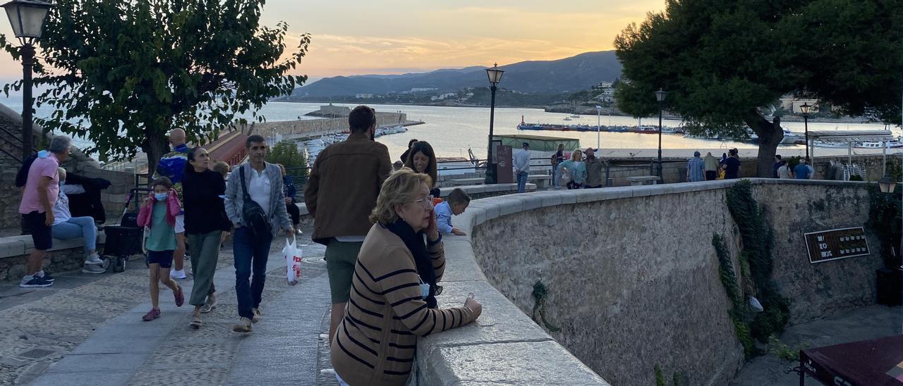 Un grupo de personas pasea por dentro del núcleo amurallado de Peñíscola.