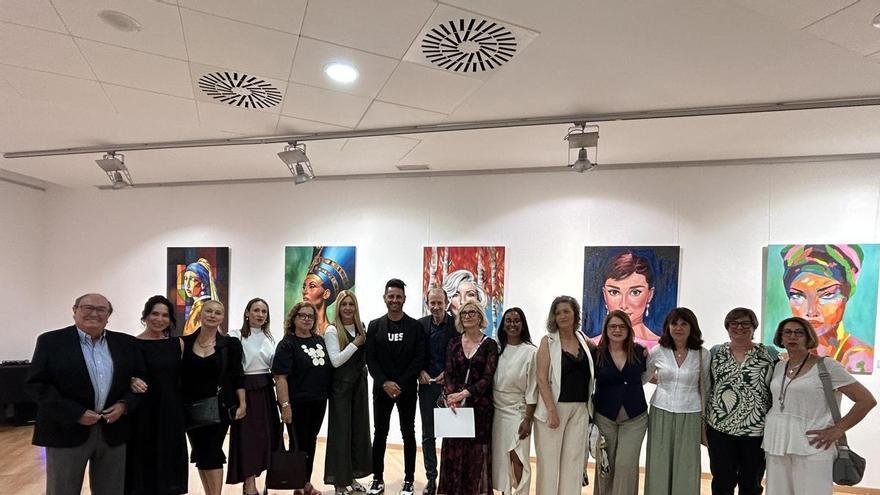 La exposición “Mujeres que Inspiran” reúne obras de 15 artistas