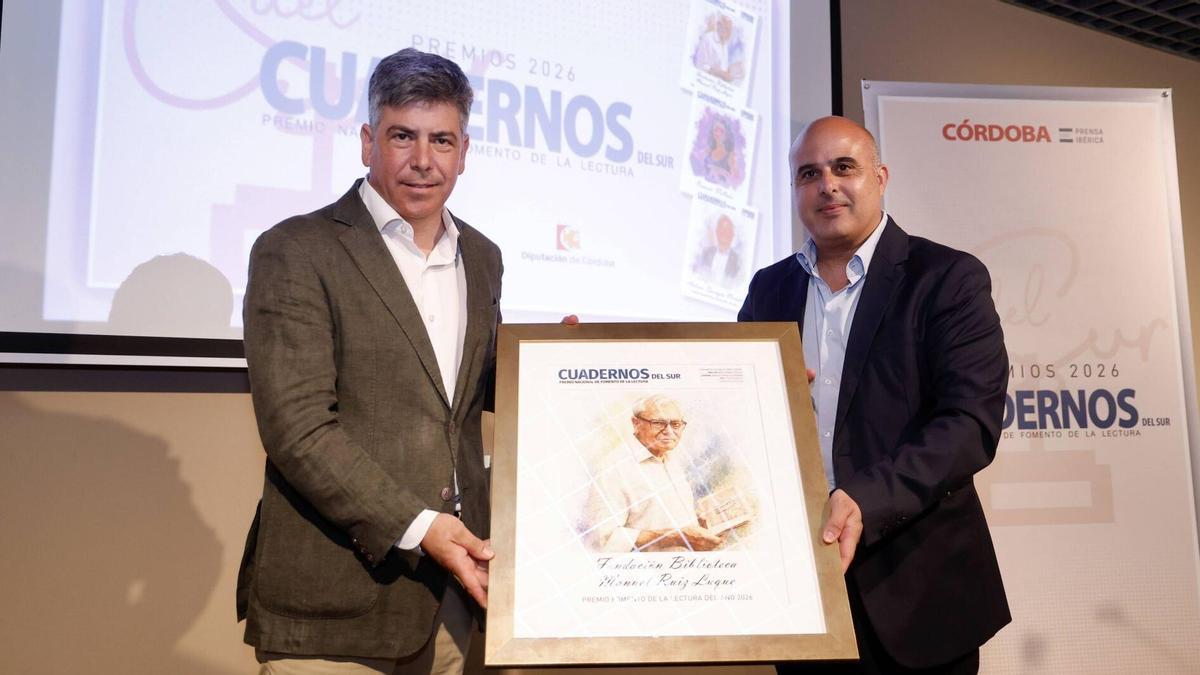 Rafael Llamas recoge el premio de manos de Juanmi Carrasco, delegado de la Fundación Cajasol.