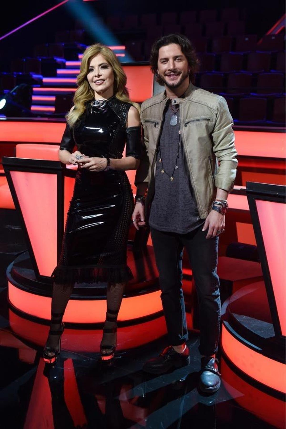 Gloria Trevi y Manu Carrasco, en la presentación de la cuarta temporada de 'La Voz'.