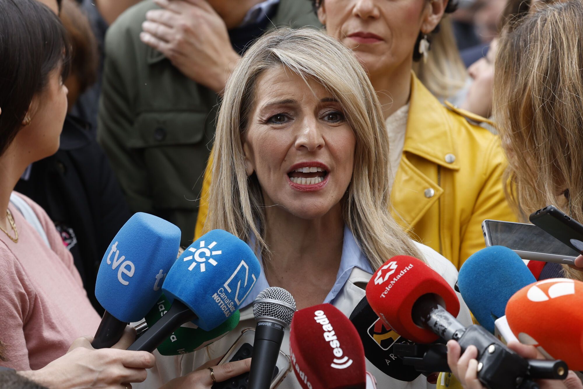 MADRID, 01/05/2025.-  La vicepresidenta segunda del Gobierno y ministra de Trabajo, Yolanda Díaz, conversa con los periodistas al inicio de la manifestación del Primero de Mayo en Madrid, que este año lleva por lema "Proteger lo conquistado, ganar futuro". EFE/ Juan Carlos Hidalgo