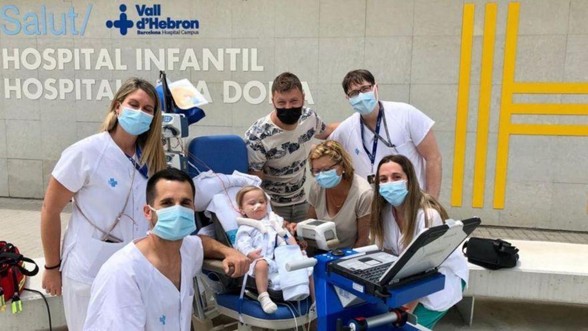 El personal sanitario del Vall d’Hebron en una entrañable foto con la perqueña Lara.